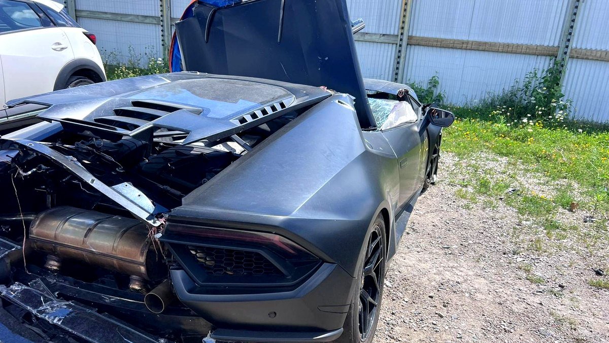 Written-off Lamborghini Huracan collected for scrap in London, Ontario